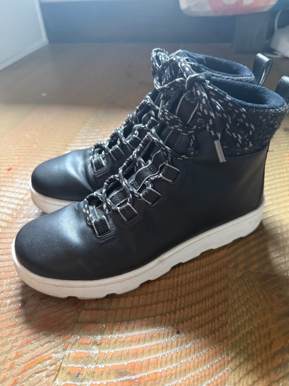 Clarks Cloudsteppers Step Explor Hi Boots women's size 8.5